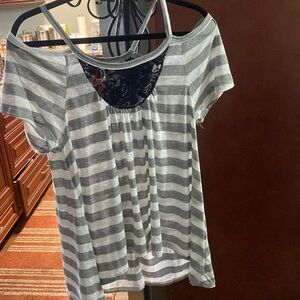 🩶🤍Cold Shoulder Top🤍🩶